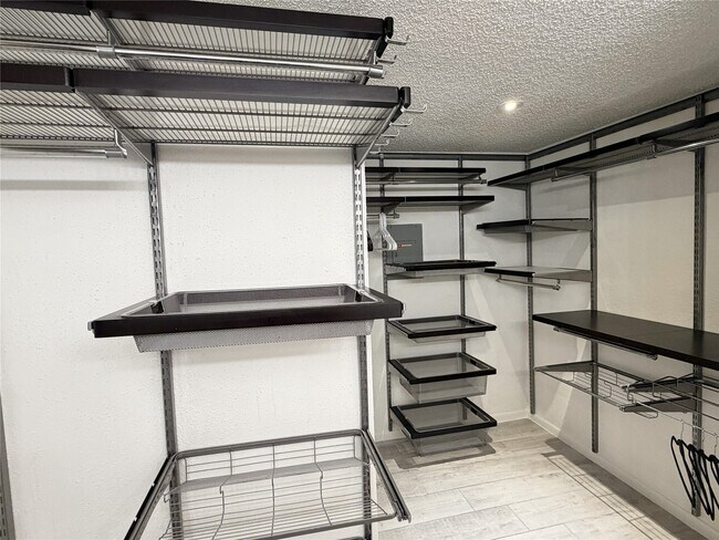 Building Photo - 2800 Jeanetta St