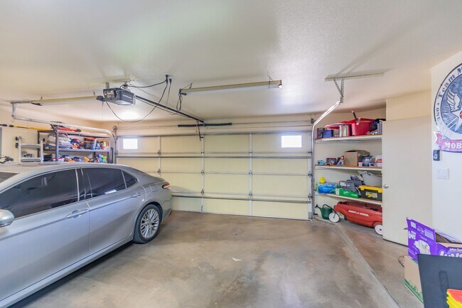 Building Photo - Beautiful Home in the Golf Course Area