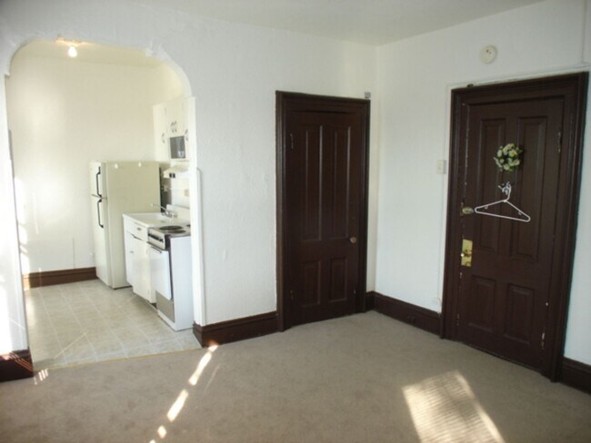 Building Photo - 209 E Mifflin St