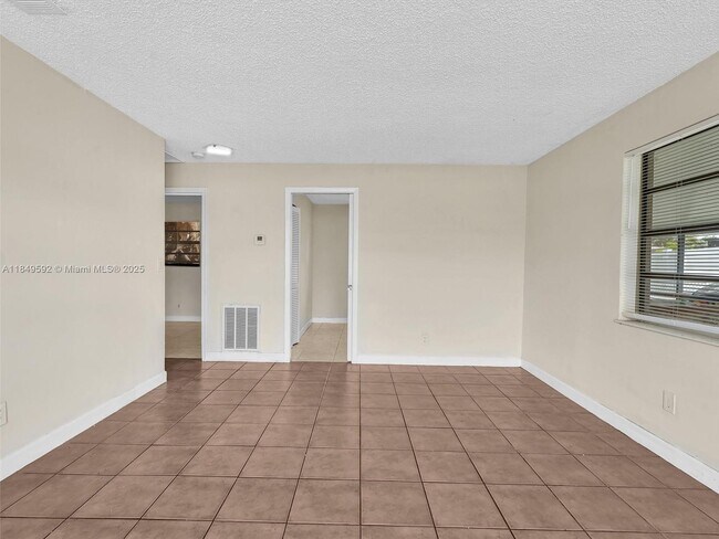 Building Photo - 5611 SW 37th St