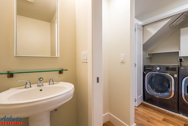 Building Photo - Gorgeous Mountain View Home Near Downtown