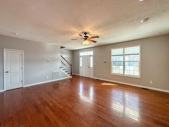 Building Photo - Beautiful 4 Bed 2.5 Bath Home with Fenced Backyard