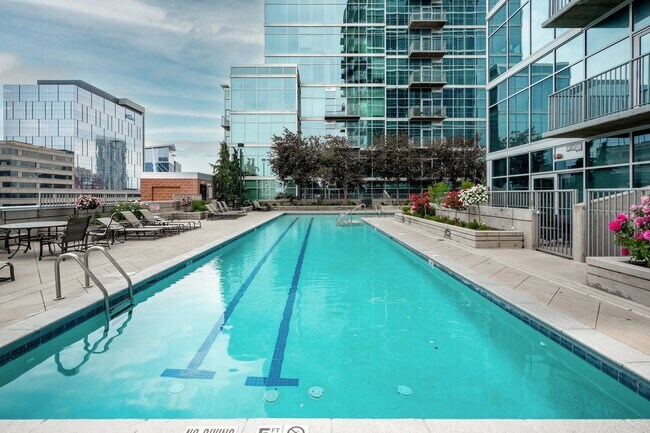 Building Photo - Glass House 1 Bed 1 Bath High Rise Condo w/ Mountain & City Views!!
