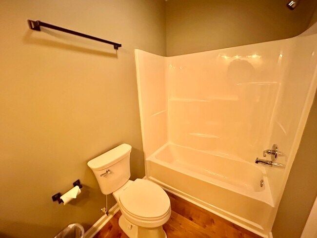 Building Photo - Three bedroom with finished basement in Hamburg!