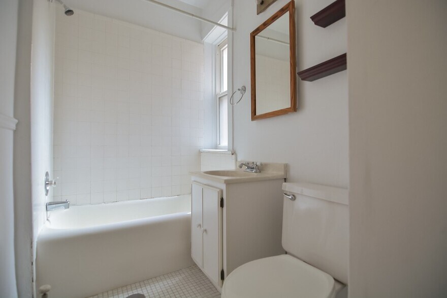 Building Photo - 516 W Melrose St