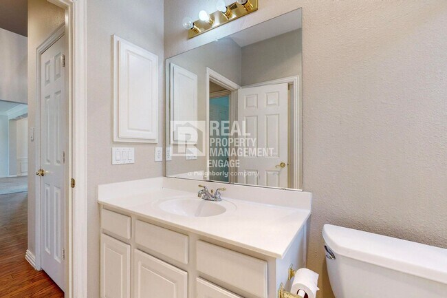 Building Photo - Elegant 5-Bedroom Home for Rent in Prime C...