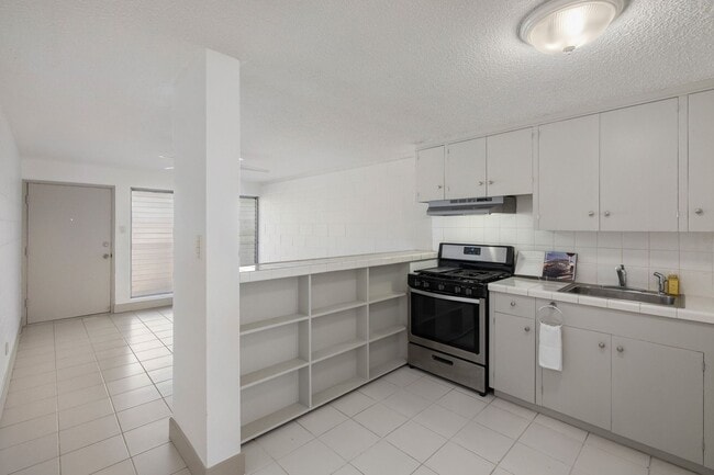 Building Photo - *** Newly Upgraded 3 bedroom / 1 bath Great Location/Amazing Price!!Must see!!Don't Miss Out (Uni...