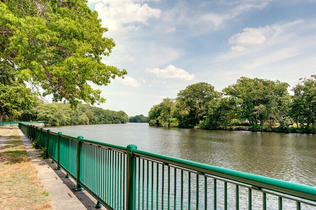 Building Photo - 475 Arsenal St