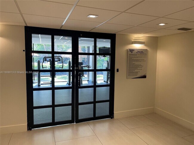 Building Photo - 540 Brickell Key Dr