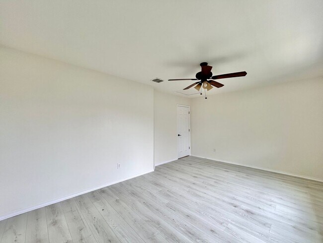 Building Photo - Beautiful 3/BR 2.5/BA Home with Modern Fin...