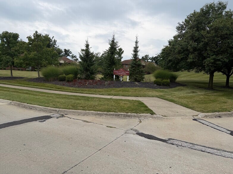 Building Photo - 8595 Scenicview Dr