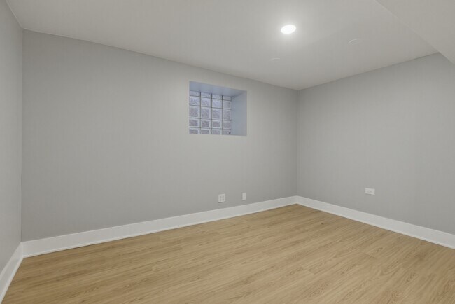 Building Photo - 3716 N Racine Ave