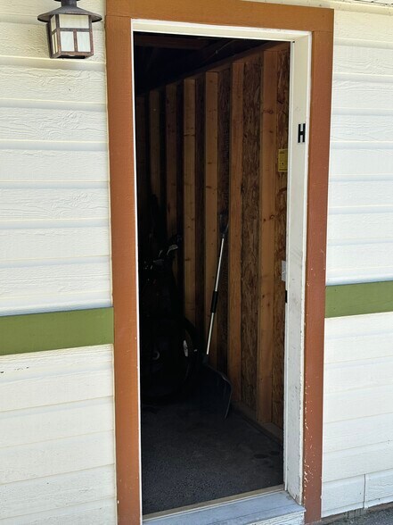 Exterior detached garage - 1096 Longbow Ln