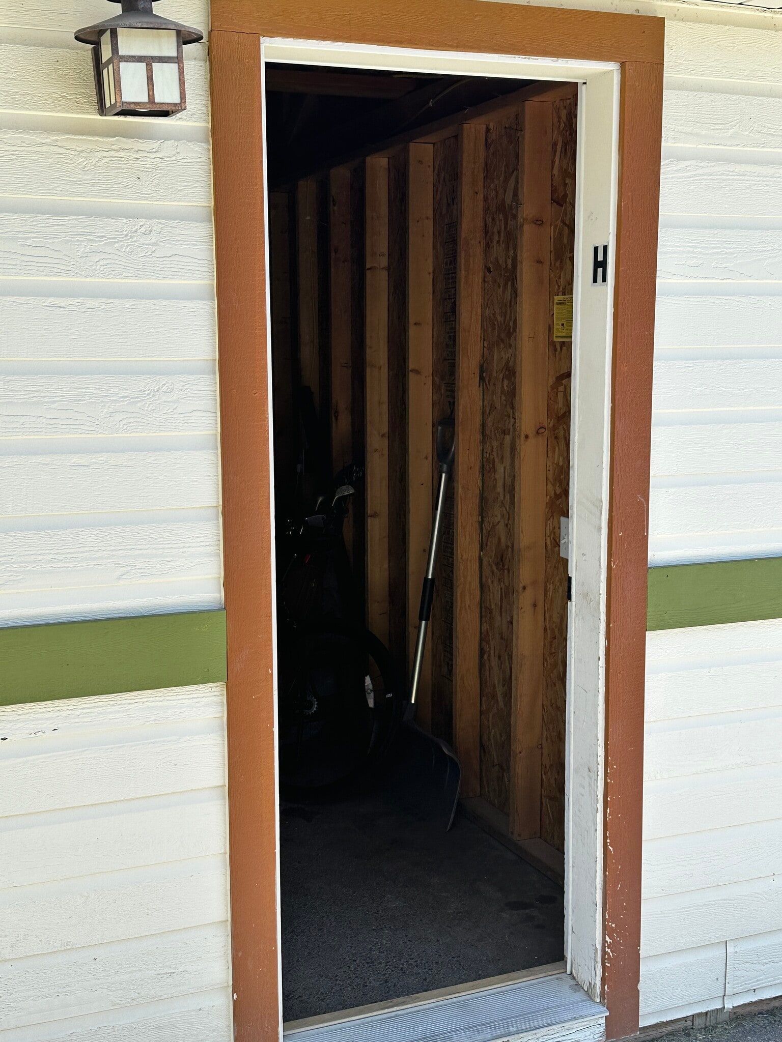 Exterior detached garage - 1096 Longbow Ln