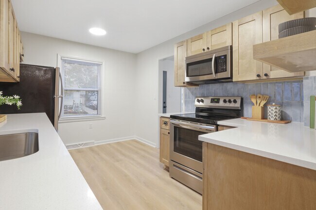 Building Photo - 1003 E Hopkins Dr