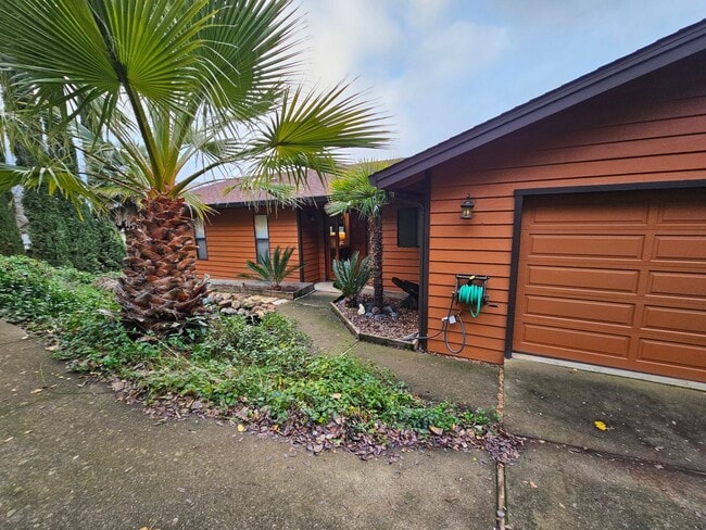 Building Photo - Beautiful retreat - Garbage and Internet included