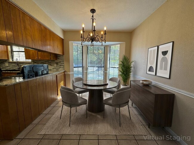 Building Photo - 2212 Phyllis Dr