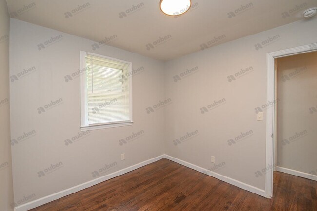 Building Photo - Newly Renovated & Spacious Home w/ Bonus Room