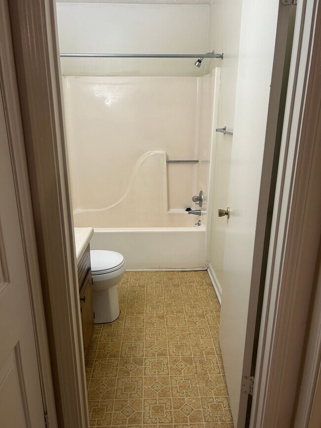 Building Photo - Campus View 1 Bedroom Apt. -Walking Distan...