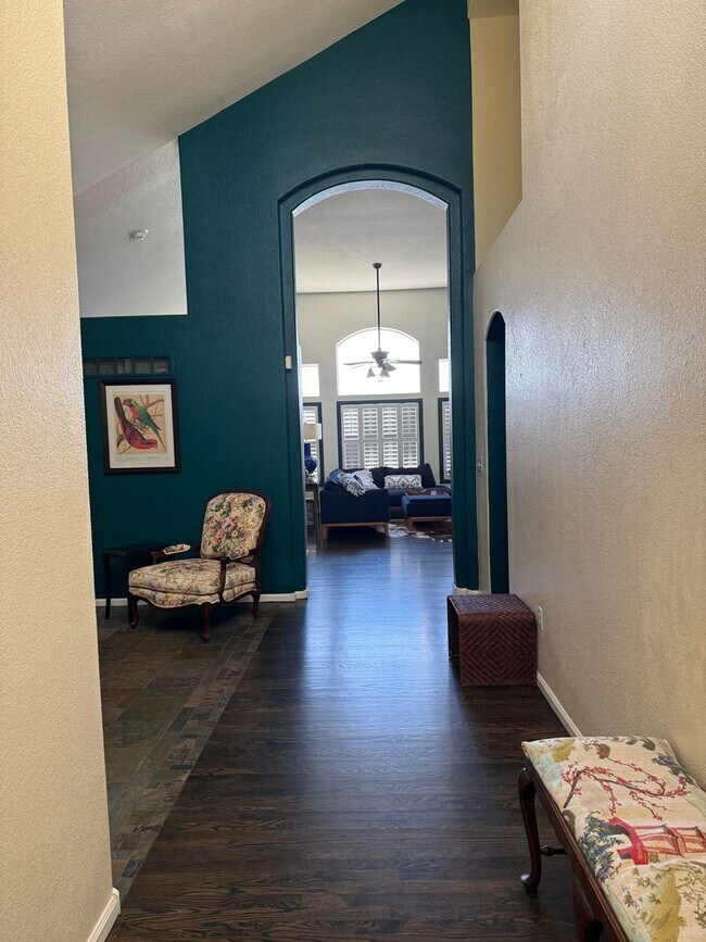 Building Photo - Move in Special- Beautiful Furnished 3 Bedroom/2.5 Bathroom Single Family Home with Flexible Leas...