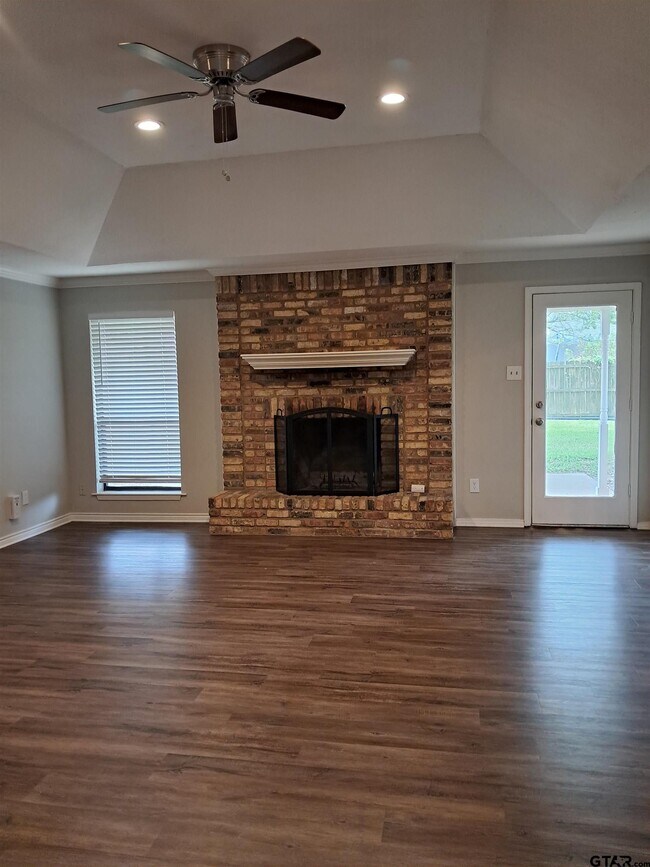 Building Photo - 704 Becky Dr