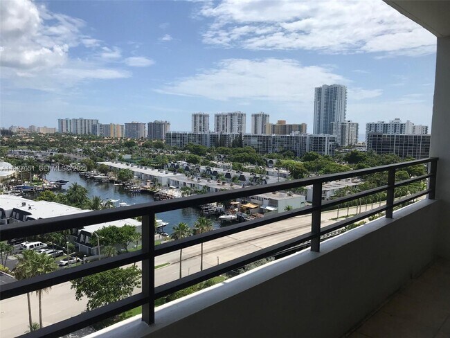 Building Photo - 2500 Parkview Dr