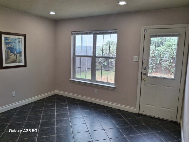 Building Photo - 129 Richards St