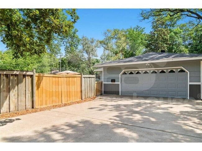 Building Photo - Available 11/1 - very well maintained 4 be...