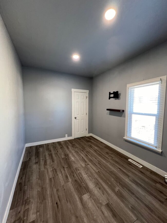 Building Photo - Charming 3 Bedroom 2 Bathroom House!!