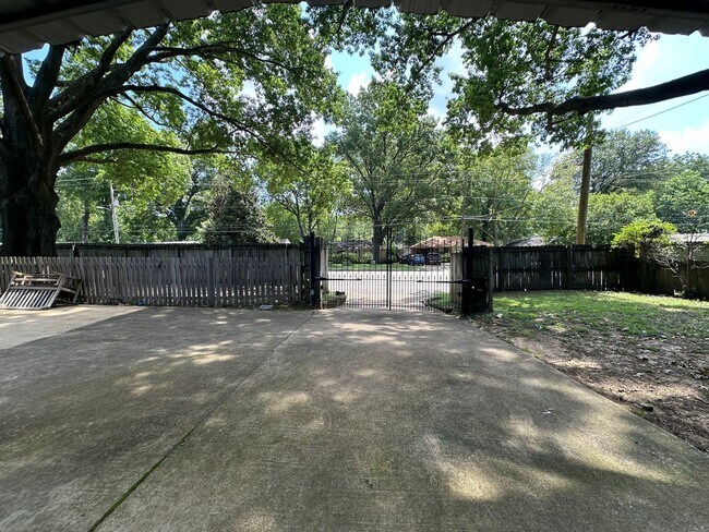 Building Photo - Gated Parking! Huge Backyard! Corner Lot! ...