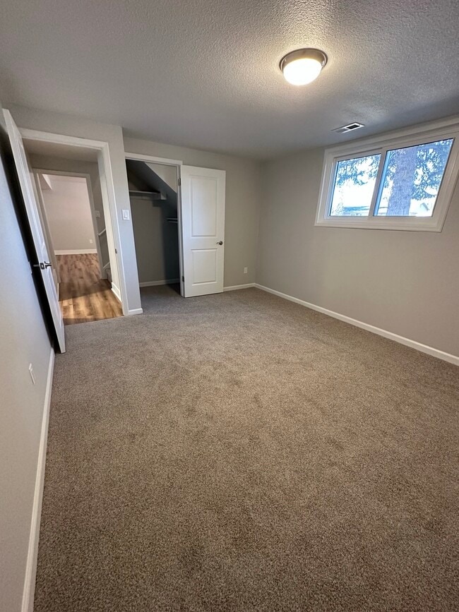 Building Photo - 6117 Kevin Ave