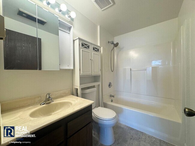 Building Photo - Charming 2 Bedroom! Stunning Views!