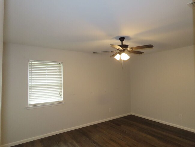 Building Photo - Spacious 4-Bedroom Home in Whitehouse ISD – Pet-Friendly with Large Fenced Yard! Bonus: Lawncare ...