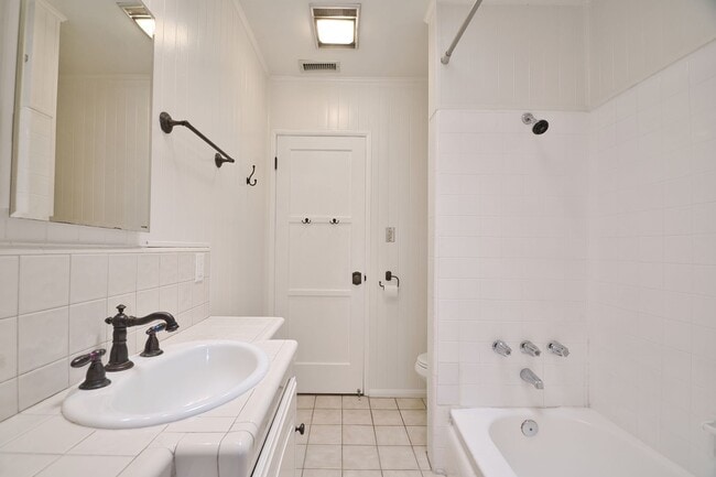 Building Photo - Spacious Four Bedroom Home in Manhattan Be...