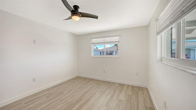 Building Photo - 909 Spanish Dr N