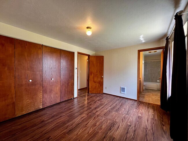 Building Photo - Move in special - $150 off first month's rent!