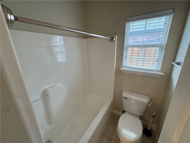 Building Photo - 407 Lyndal Ln