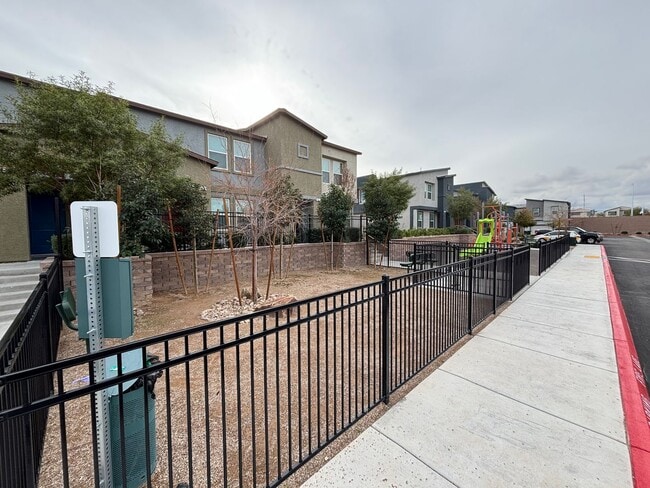 Building Photo - Gorgeous 3Bed/2.5Bath/2Car Townhome located in Southwest Las Vegas- Make the Move for Less: $300 ...