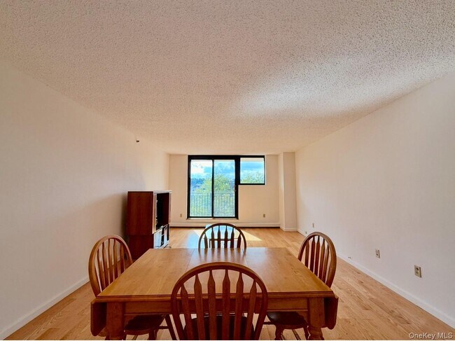 Building Photo - 25 Rockledge Ave