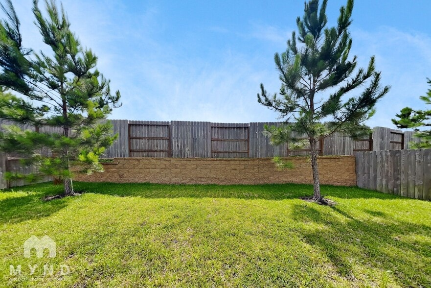 Building Photo - 6188 White Spruce Dr