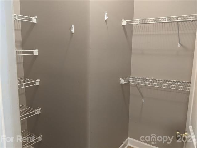 Building Photo - 915 Northeast Dr