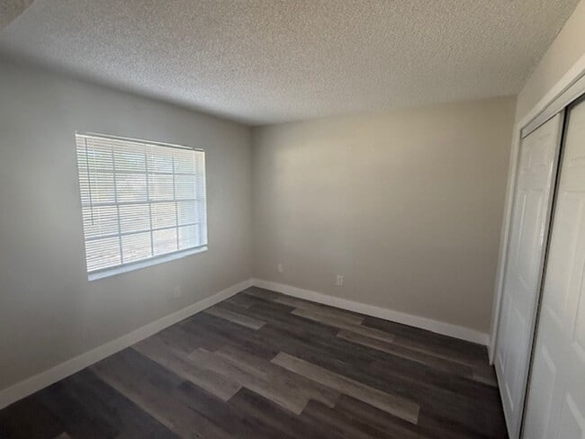 Building Photo - 2 Bedroom/1 Bathroom Apartment