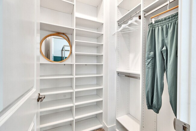 Building Photo - Light and bright 4 bedroom 3 bath beauty i...