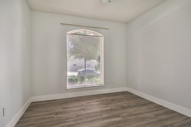 Building Photo - 10910 Scenic Dr