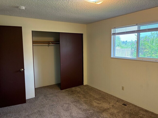 Building Photo - 2121 E Viewmont Dr