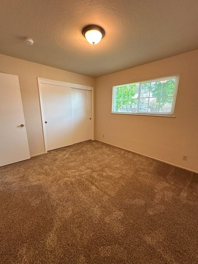 Building Photo - Lund/DUPLEX