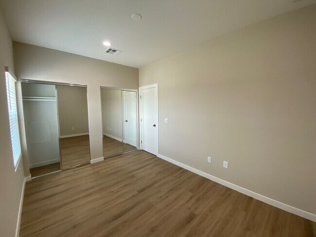 Building Photo - 5320-5320 E Falls View Dr