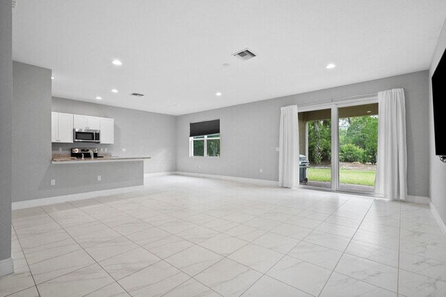 Building Photo - 1597 NW Cataluna Cir