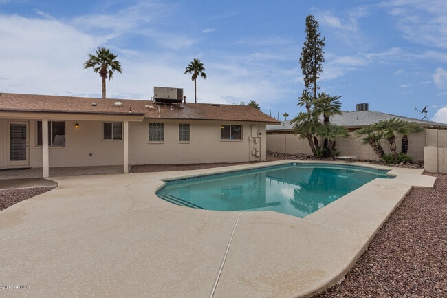 Building Photo - 610 E Malibu Dr