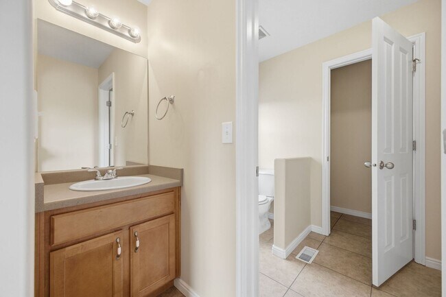 Building Photo - Spacious South Ogden Townhome w/ Garage